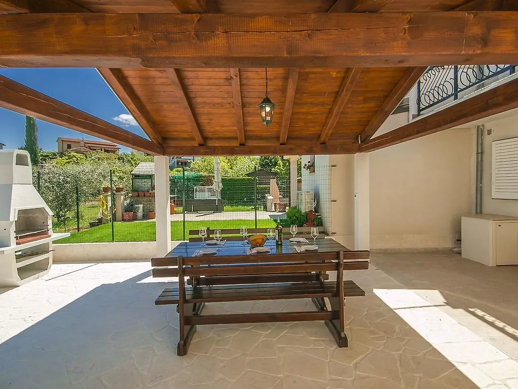 Charming Beachfront Holiday Home In Porec 0*,