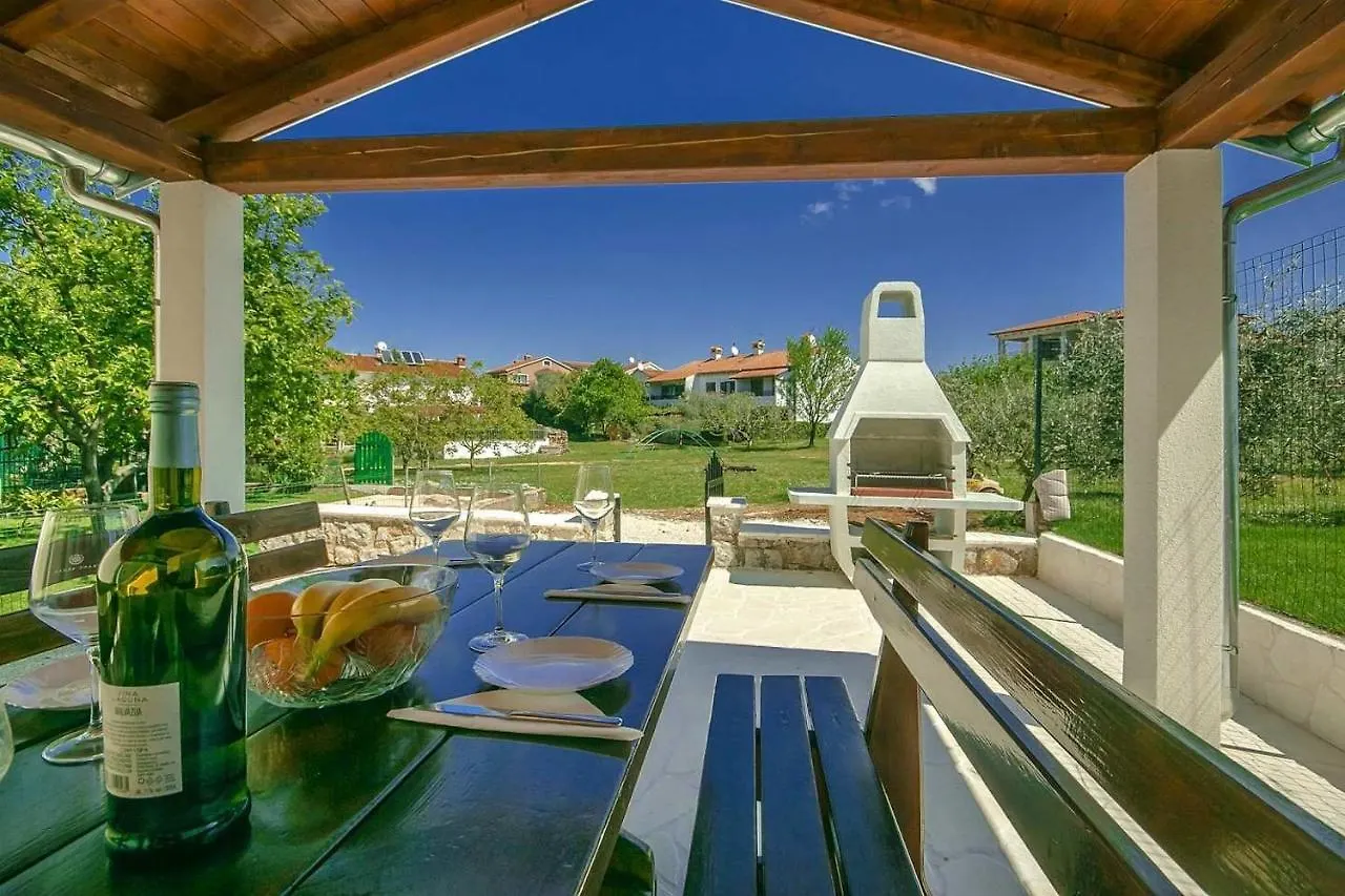 Charming Beachfront Holiday Home In Porec 0*,