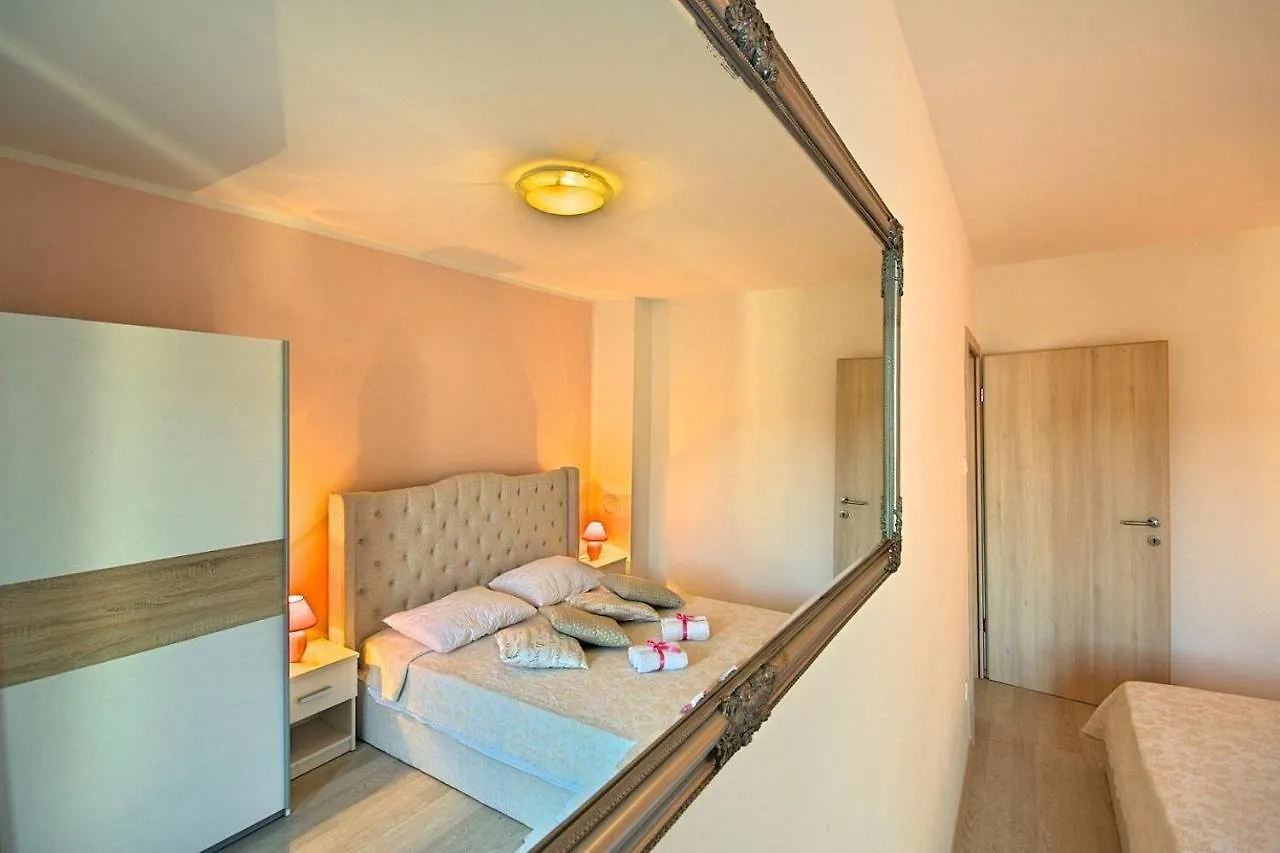 Charming Beachfront Holiday Home In Porec 0*,