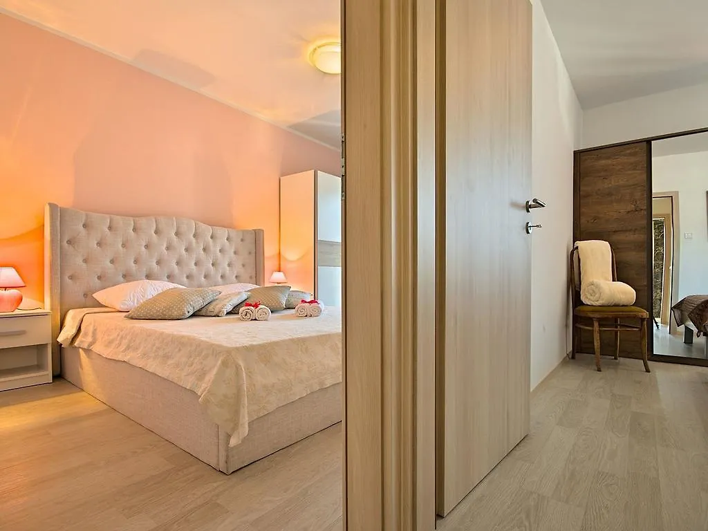 Charming Beachfront Holiday Home In Πόρετς
