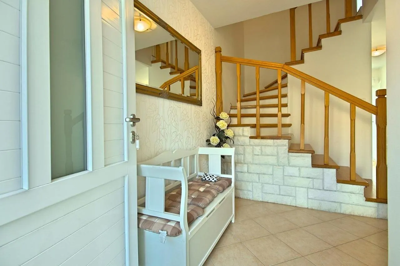 Charming Beachfront Holiday Home In Πόρετς